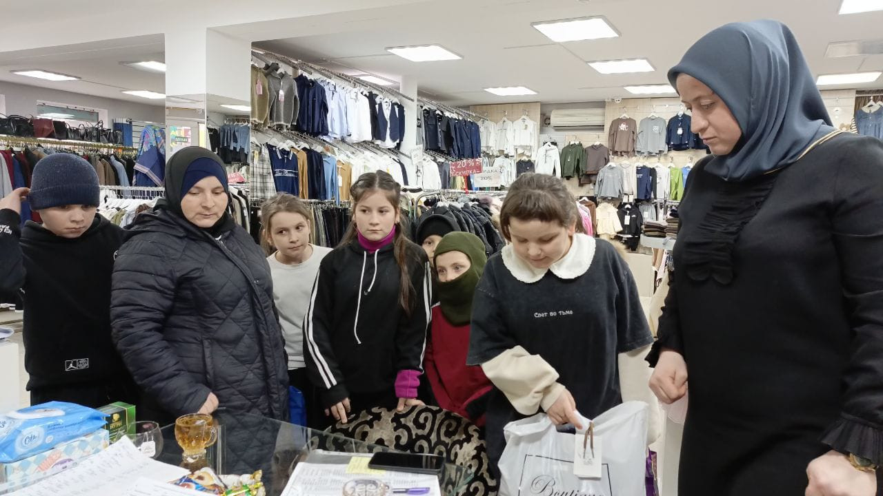 В г.Буйнакске работники Комплексного центра обеспечили спонсорской помощью свои подопечные семьи